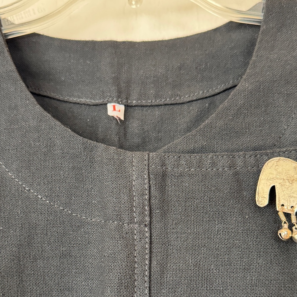 Women’s Black Linen Short Sleeves with Silver Elephant Accent Buttons. Large - Picture 5 of 6